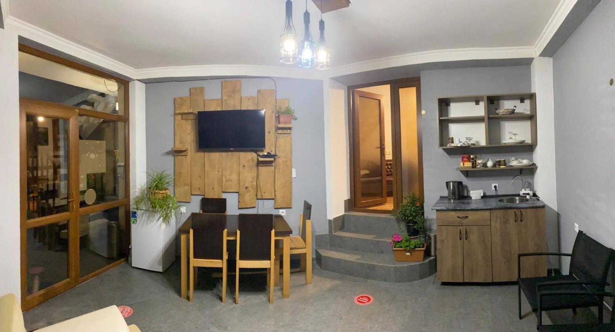 Guest House Nikala 메스티아 외부 사진