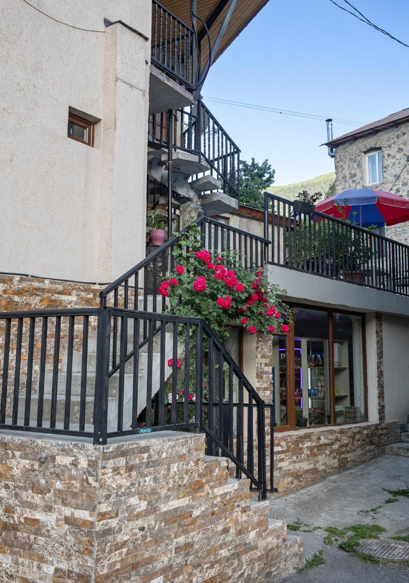 Guest House Nikala 메스티아 외부 사진